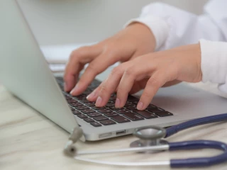 doktor lékař laptop studie výzkum laptop medicína