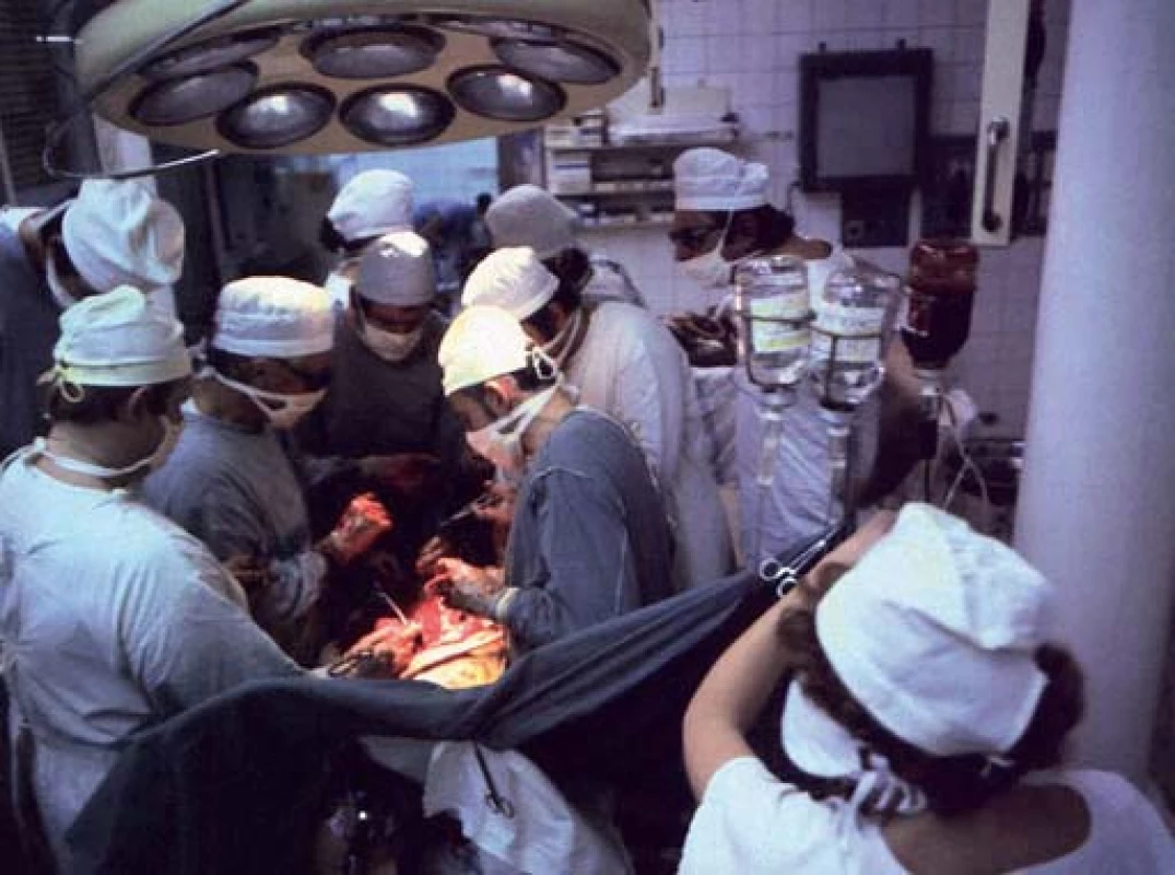 Pohled na operační tým, provádějící transplantaci jater.