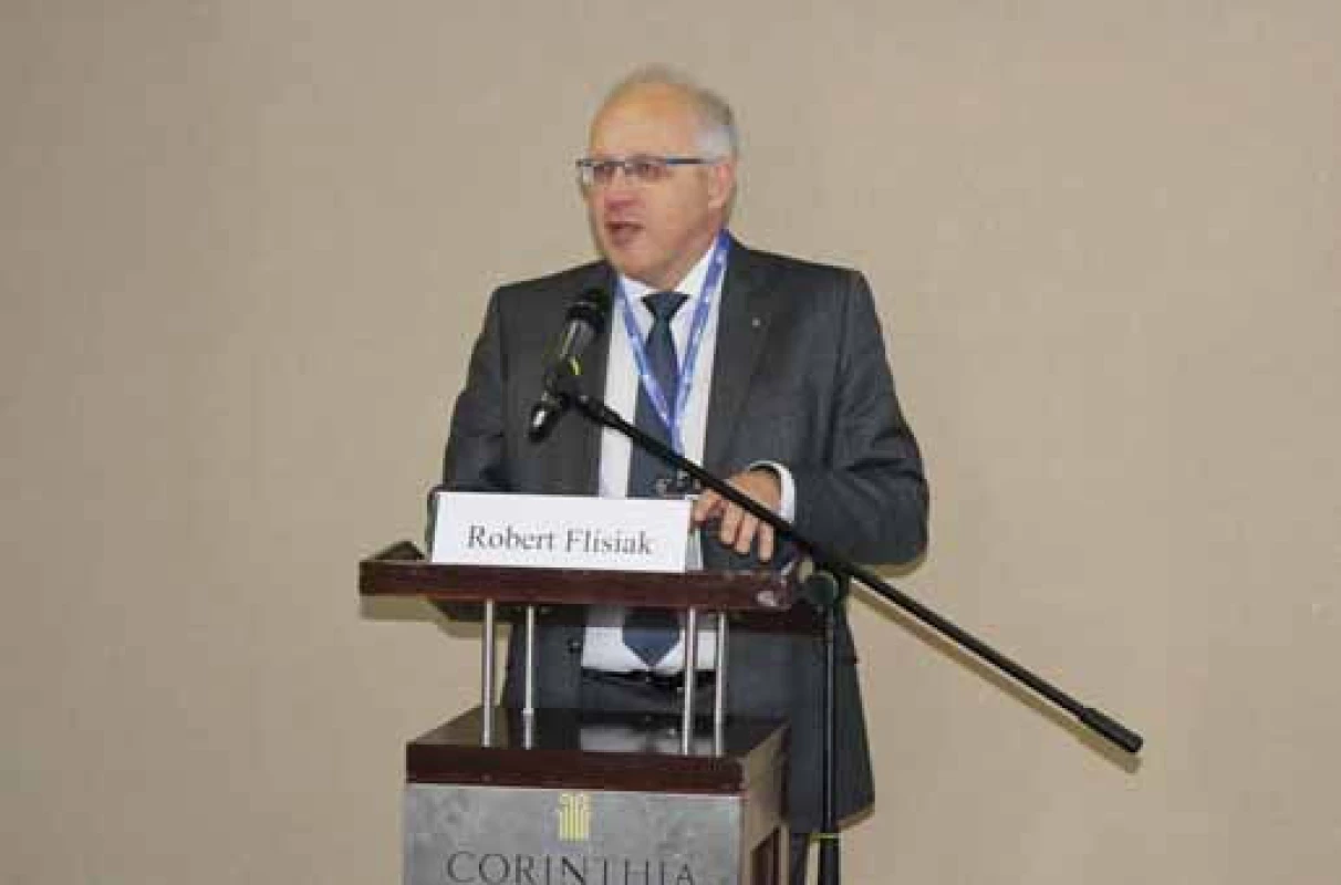 Profesor Robert Flisiak při přednášce o léčbě HCV v Polsku.
Fig. 2. Professor Robert Flisiak presenting his lecture on treatment of HCV in Poland.