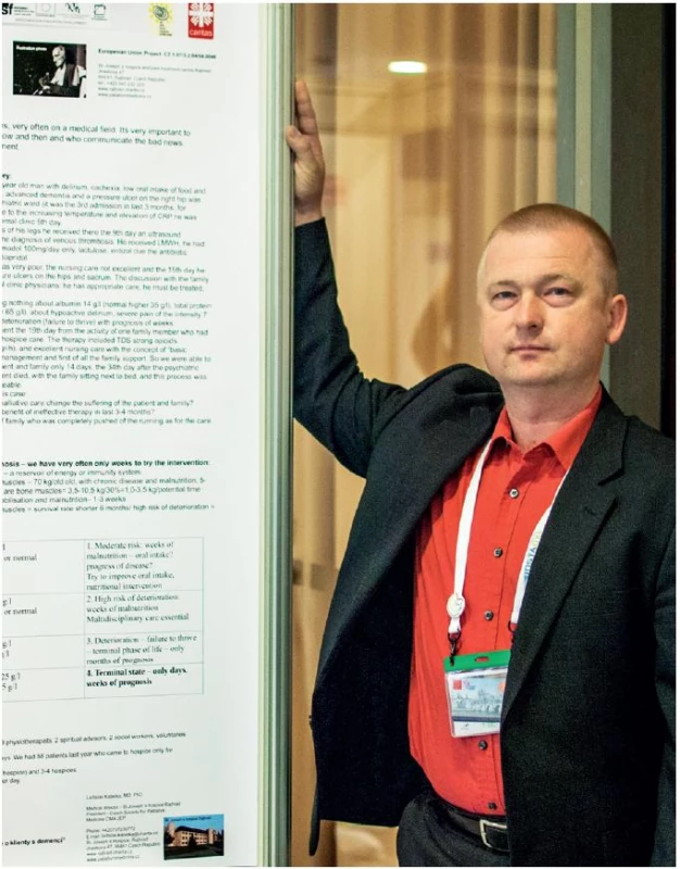 MUDr. Ladislav Kabelka prezentuje poster. Foto: archiv ČSPM