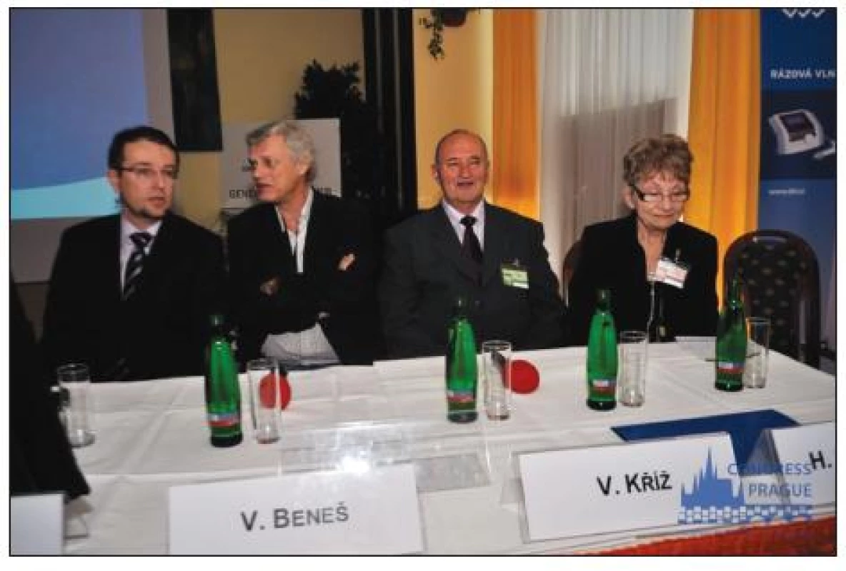 Zahajovací představenstvo konference: (zleva) MUDr. E. Bláha, prof. MUDr. V. Beneš, DrSc., doc. MUDr. V. Kříž, MUDr. H. Hornátová.
