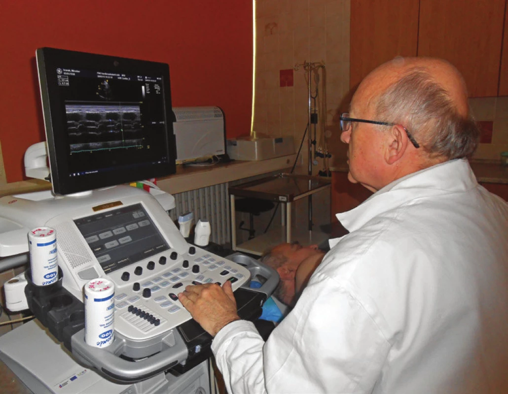 Lékař provádějící echokardiografické vyšetření srdce.