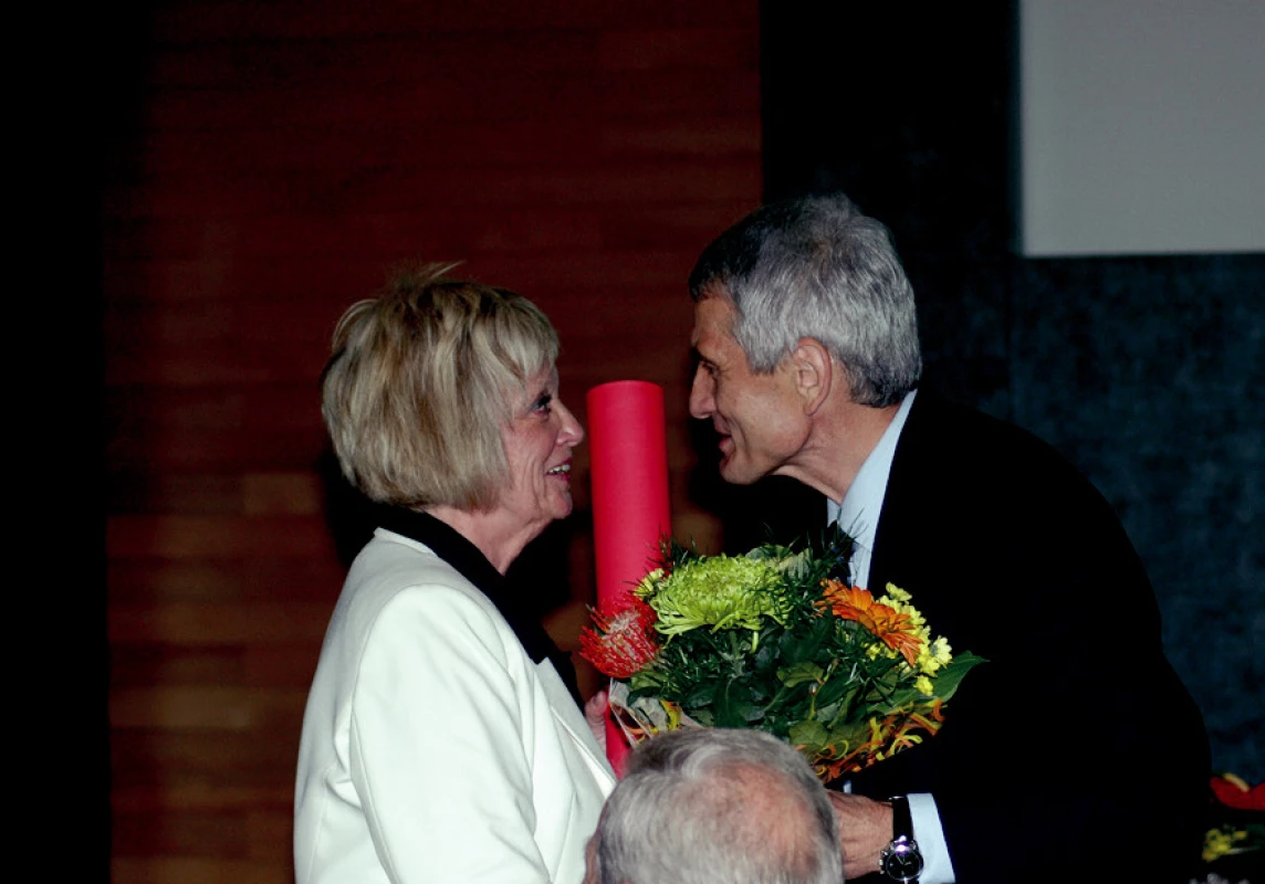 Oceněná ředitelka Zdena Drlíková s profesorem Rabochem při předávání čestného členství.