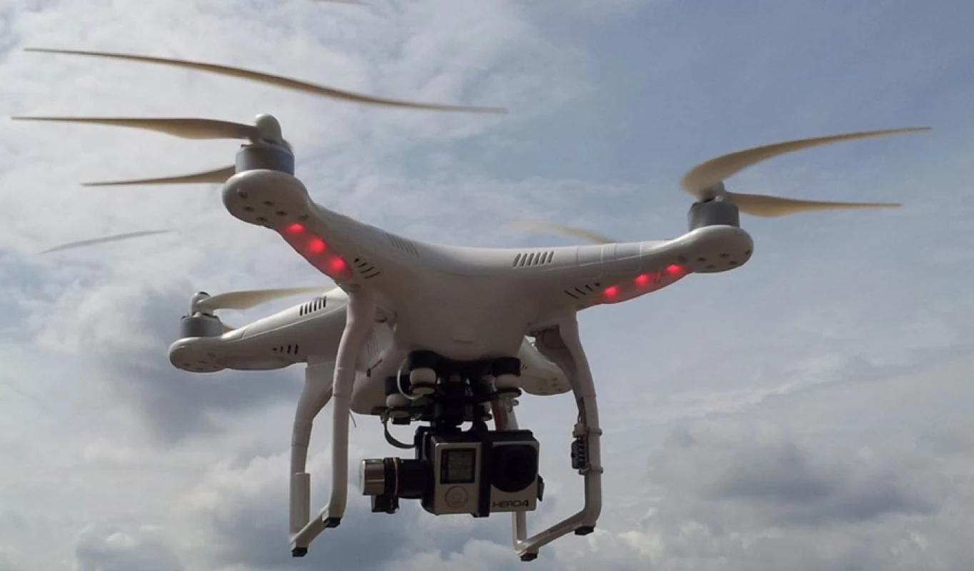Dron se 4 rotory a upevněnou digitální kamerou