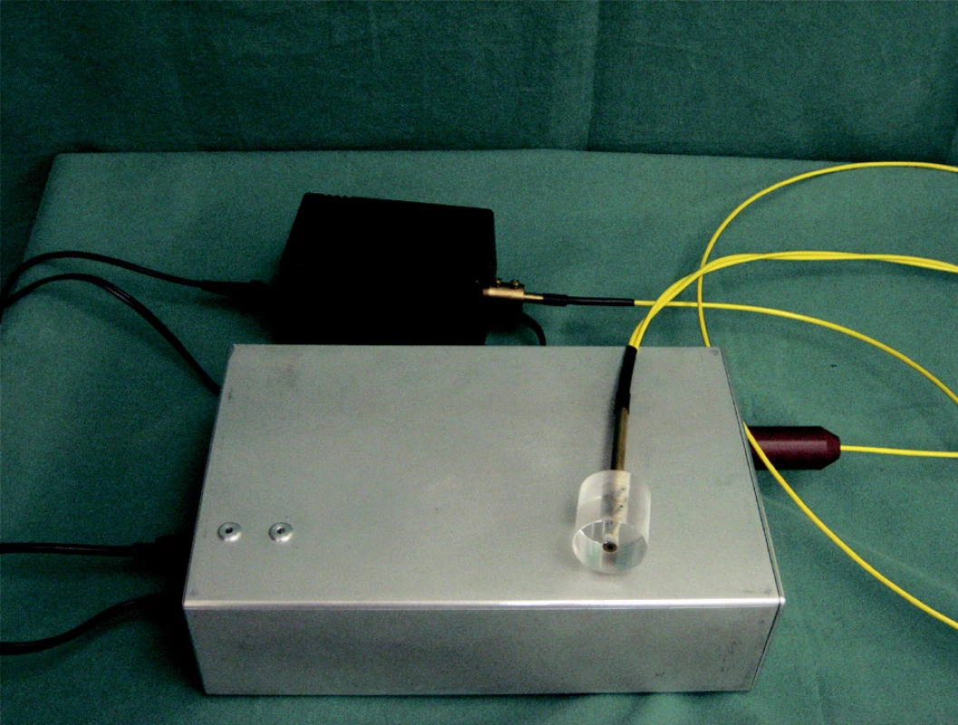 Difúzny reflexný spektrofotometer našej konštrukcie s  vyšetrovacou sondou.