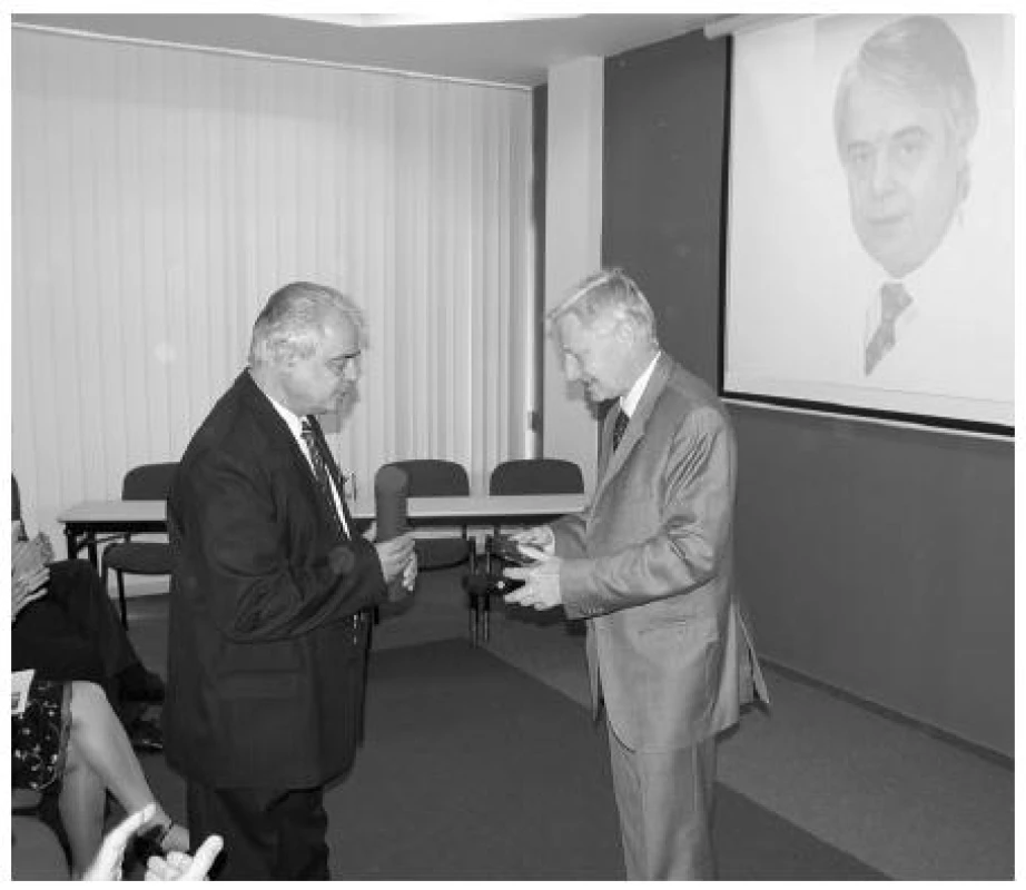 Při příležitosti životního jubilea obdržel emeritní primář chirurgického oddělení Nemocnice v Semilech MUDr. Georgios Karadzos (vlevo) za svoji práci pro chirurgický obor Maydlovu medaili.
