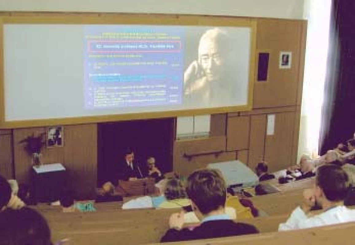 Pohľad do prednáškovej sály na VI. pavilóne FN L.Pasteura v Košiciach 26. apríla 2004 pri príležitosti XI. memoriálu prof. MUDr. Františka Póra.