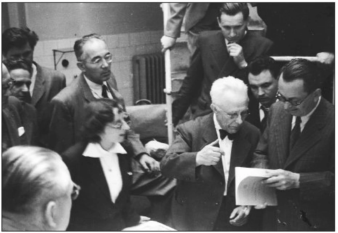 Schůzka patologů v Brně v roce 1950. Zprava: Šikl H., Vortel V., Neumann V., Hub M., Benešová D., Fingerland A.