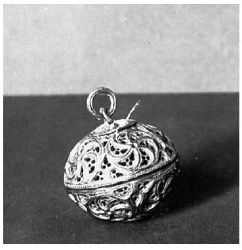 Drahé pomandery se vyráběly ze zlata nebo stříbra a byly často bohatě zdobeny drahými kameny