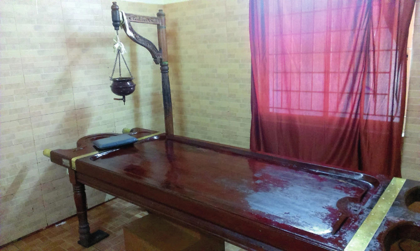 Masérsky stôl na abjangu a shirodharu.