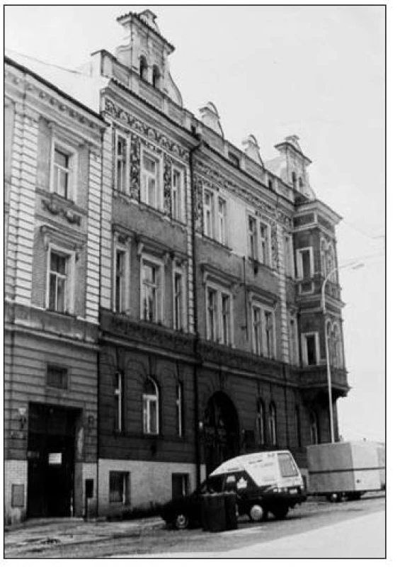 Dům v Praze Na Nikolajce 15, kde MUDr. Hlaváč bydlel. Na domě je umístěna pamětní deska