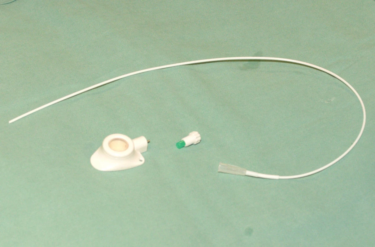 Rozložený podkožní port připravený k implantaci