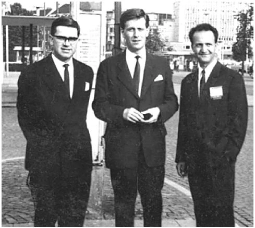 Mladí chirurgové v šedesátých letech 20. století na Klinice dětské chirurgie v Praze (zleva: Bohumil Hučín, Bohuslav Fišer a Jaroslav Stark).