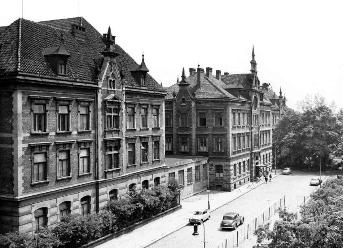 Budova staré České dětské nemocnice letech 1902–1952, poté do 1970 Dětská fakultní nemocnice (DFN)