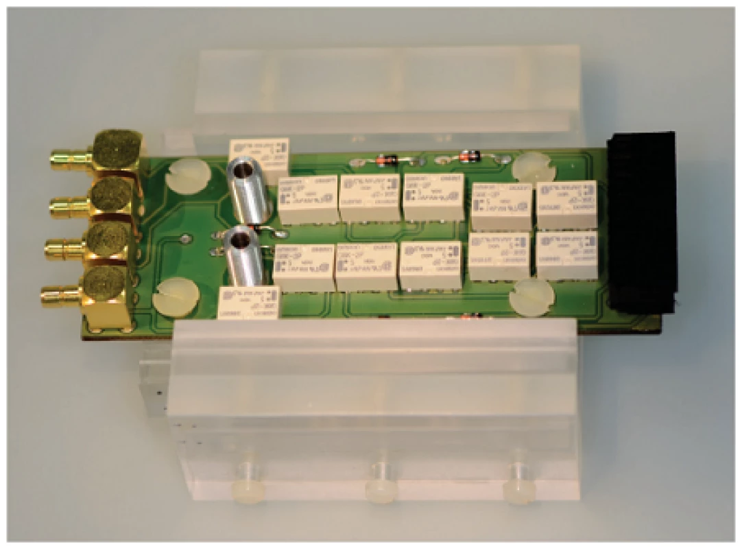 Picture of an assembled setup with a chip in a PMMA carrier and a PCB with a multiplexer.