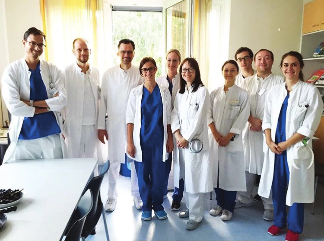 Kolektiv lékařů a zdravotních sester, kteří na klinice v Augsburgu pracují.