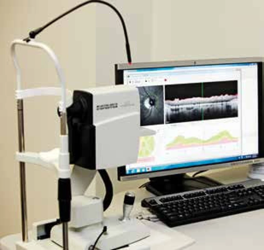 Optická koherentní tomografie Spectralis firmy Heidelberg Engineering: vlevo na obrázku vyšetřovací modul s opěrkou brady a čela pro pacienta, vpravo na monitoru zobrazené výsledky vyšetření