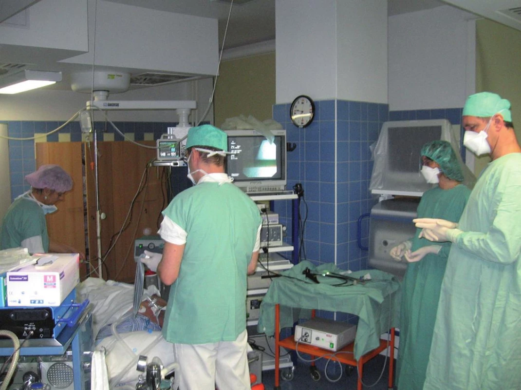 Simultánní odběry nazální a bronchiální sliznice byly provedeny během intravenózní anestezie na bronchoskopickém sále.