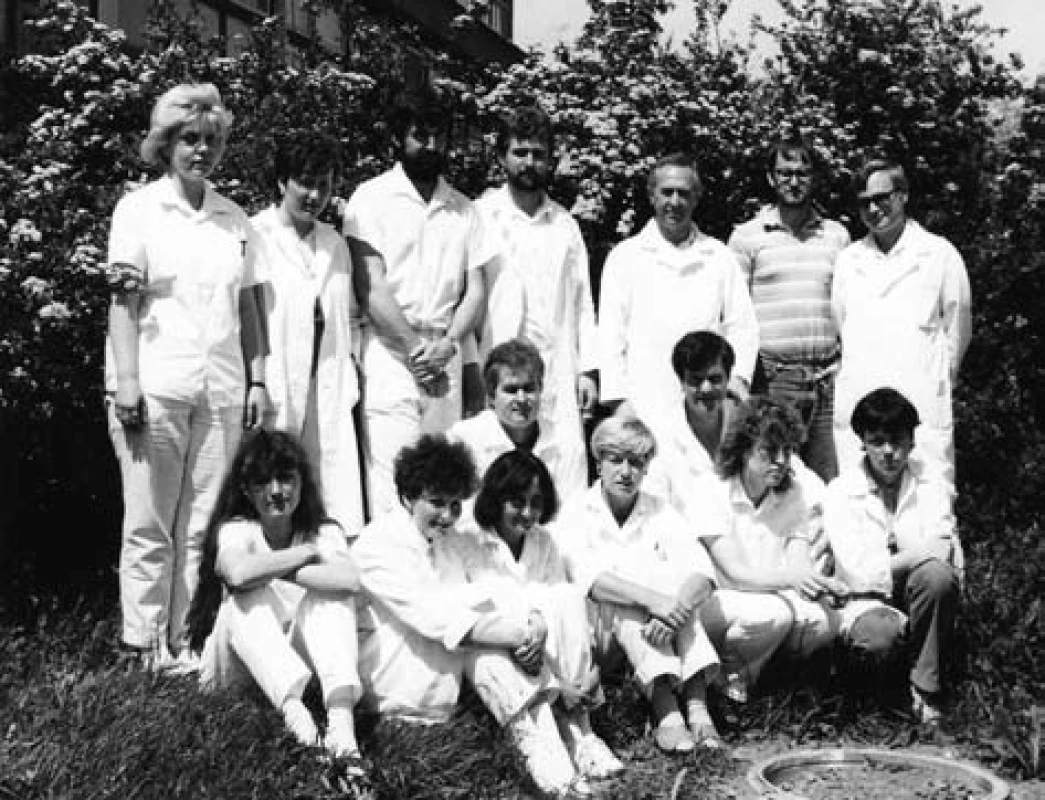 Odbor léčiv v období nejvyšší slávy na jaře roku 1989 (třetí zprava v zadní řadě inženýr František Kiss)