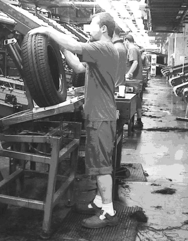 Poloha horních končetin u dělníka při kontrole pneumatiky