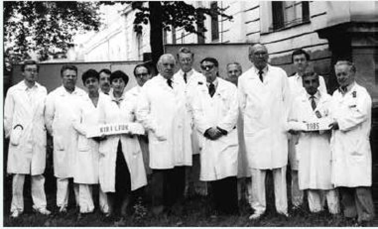 Pedagogický zbor I. internej kliniky LF UK v Bratislave (1985) v čase, keď bol prednostom prof. MUDr. Miroslav Mikulecký, DrSc. (v strede)