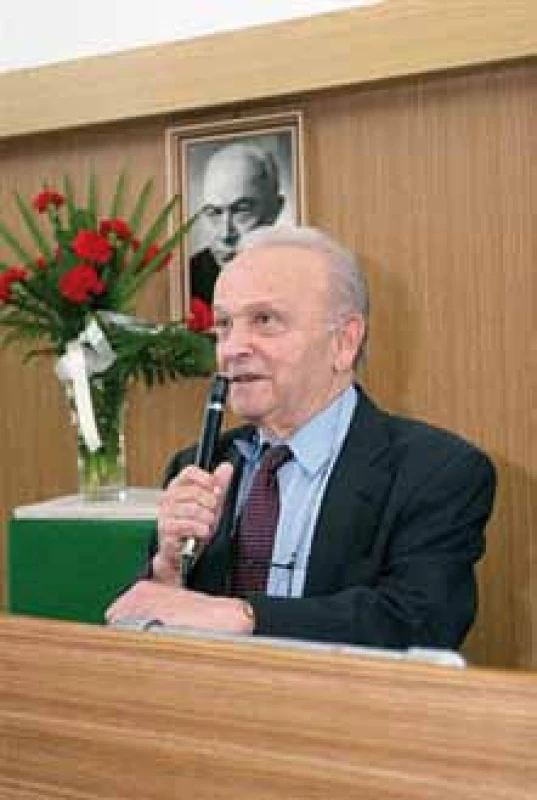 Prof. MUDr. Pavol Schweitzer, CSc., prednáša na vedeckej pracovnej schôdzi Spolku lekárov v Košiciach 21. apríla 2008, pri príležitosti XV. memoriálu prof. MUDr. Františka Póra.