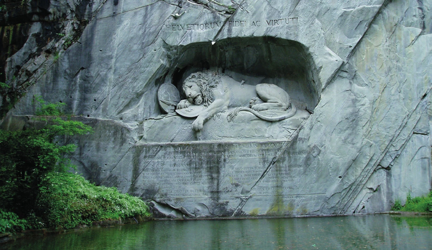 Socha umierajúceho leva prebodnutého oštepom od dánskeho sochára Bertela Thorwaldsena (r. 1821)