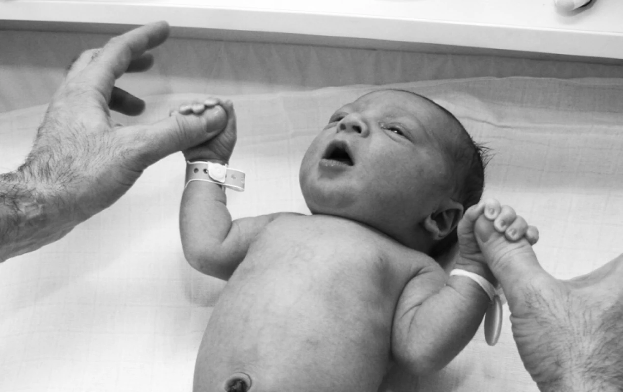 Úchopový reflex u novorozence (Foto A. Krč)