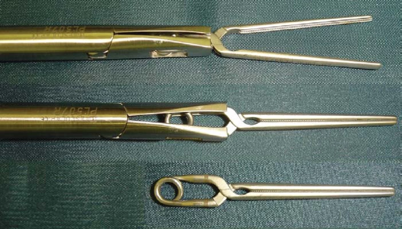 Námi používané laparoskopické cévní svorky. Svorky jsou buď tvrdší (stříbrné, určené ke klampování arterií) či měkčí (se zlatým koncem, určené ke klampování renální žíly).