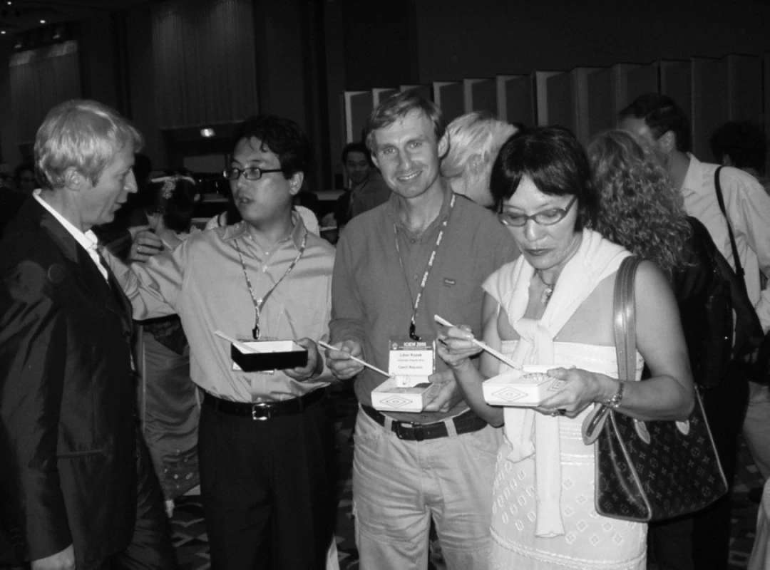 Libor Kozák (v strede) medzi priateľmi na svetovom kongrese o dedičných metabolických poruchách v Tokiu v septembri 2006.