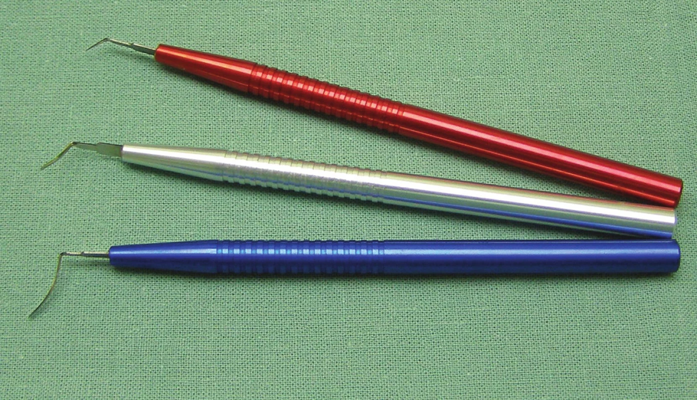 Ostré spatule používané k rozdělení rohovky u operace typu DLEK a DSEK