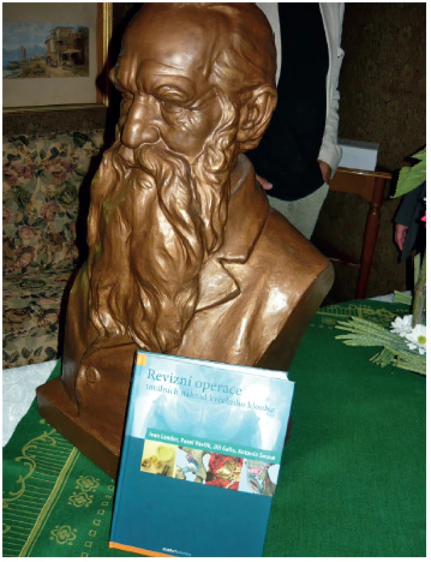 Oceněná publikace opřená o bustu Josefa Hlávky (foto autor článku)