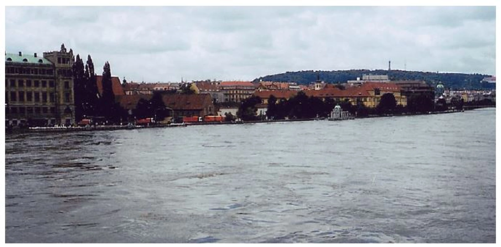 Vzestup stoleté vody ve Vltavě, v pozadí Nemocnice Na Františku