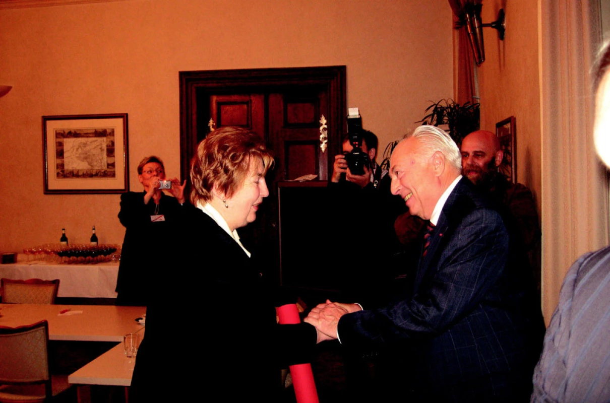 Profesor Blahoš gratuluje profesorce Seemanové. (Foto: Z. Kacetl)