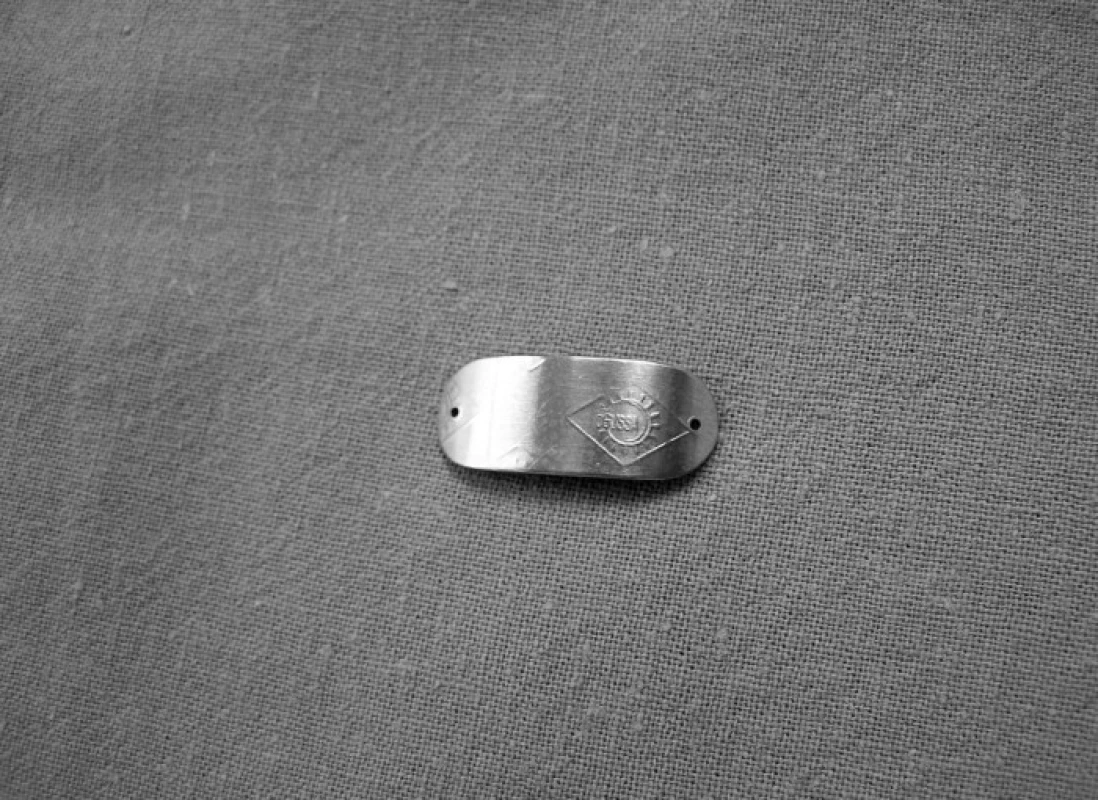 Zlatý implantát – na bocích otvůrky pro zavedení stehů