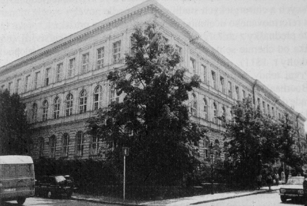 Budova bývalého Nalezince 
V této budově sídlilo mj. anesteziologické oddělení. Dnes jsou v ní dětské kliniky 2. LF UK, z druhé strany sousedí s pražskou magistrálou.