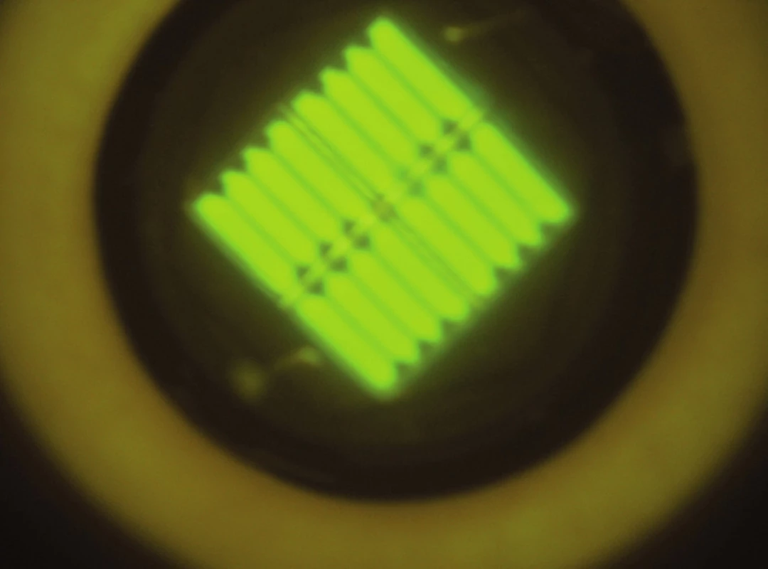 Typický obraz diodového pole lampy osazené jedním typem diod s emisí v úzké oblasti světla. Lampa Translux Power Blue, oranžový filtr.