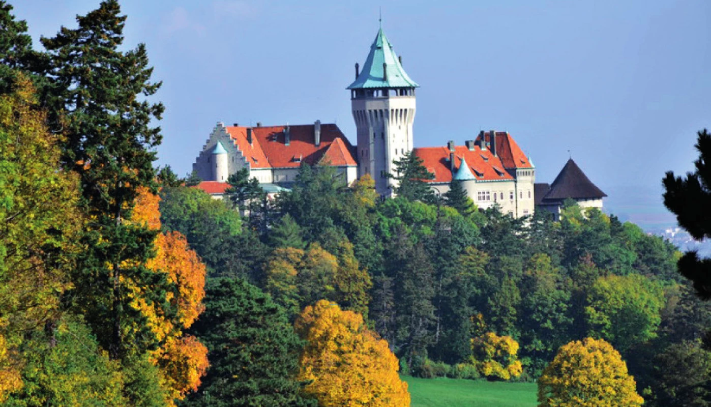 Panorama zámku ve Smolenicích – kongresového centra SAV (okres Trnava, SR)