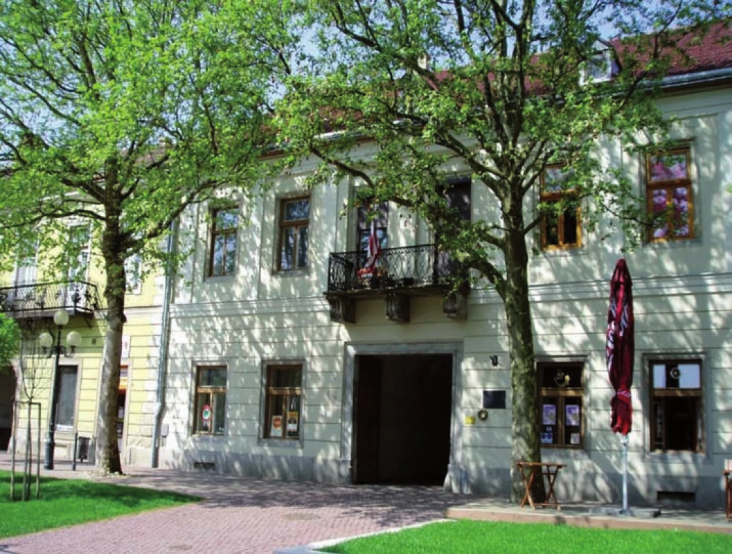 Hotel Lovecký roh (tč. obytný dom) v Sátoralja-Ujhelyi, v ktorom Franz Kafka nocoval dňa 24 apríla 1915 na ceste do Michaloviec.