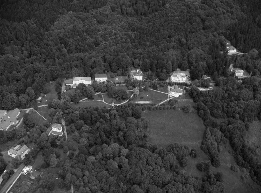 Areál léčebny z leteckého pohledu.
Fig. 1. The area of the hospital in aerial view.