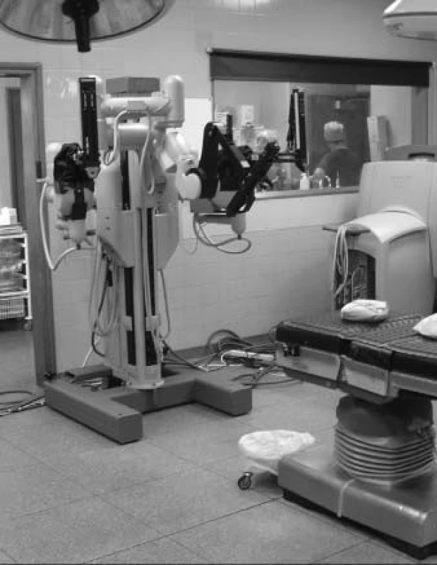 Robot Da Vinci&lt;sup&gt;TM&lt;/sup&gt; na operačním sále v Guy´s Hospital.