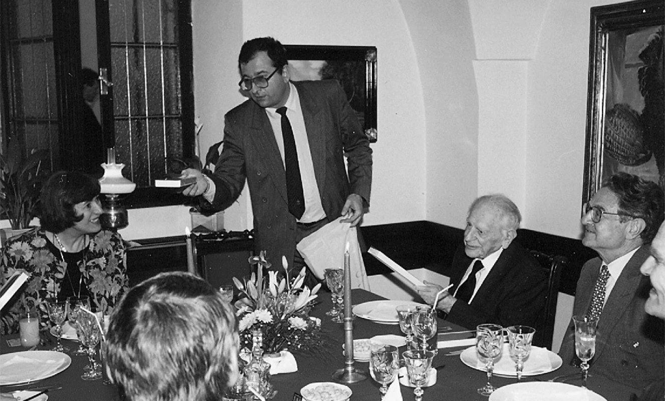 Duben 1994 - prof. Höschl umí na večeři pozvat filozofy i miliardáře: napravo jsou K. R. Popper a G. Soros.