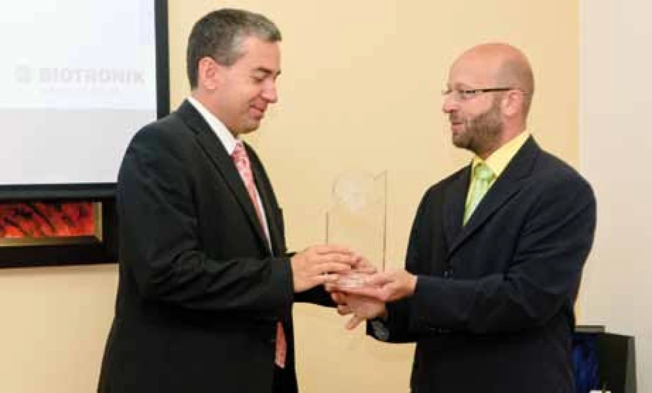 Doc. MUDr. Mgr. Alan Bulava, Ph.D. (na snímku vlevo) přebírá od ředitele společnosti Biotronik dr. Petra Větrovského Honorary Circle Award. 
Foto: Bohumír Langmaier.