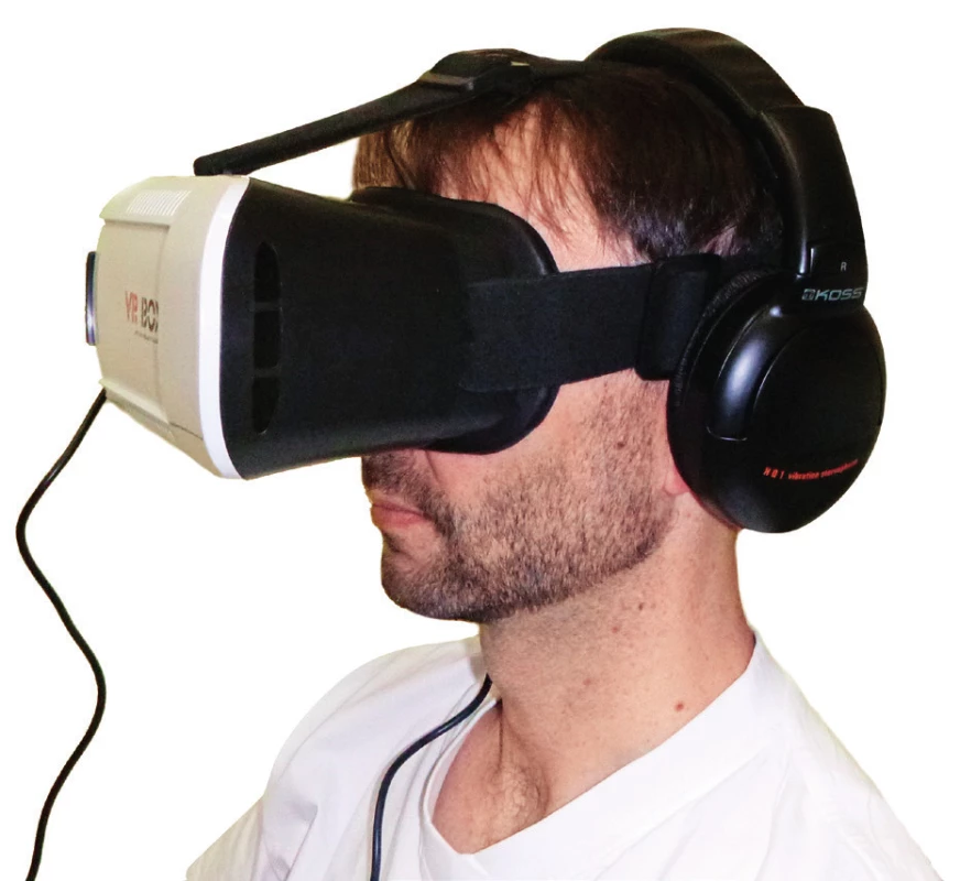 Figurant s nasazeným zařízením pro virtuální realitu.