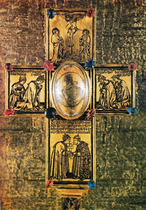 Ostatkový kříž, řečený papeže Urbana V.; Karel promlouvá s papežem Urbanem V., rovněž přihrblým, a přejímá od něho část sukna, kterým byl opásán ukřižovaný Ježíš, vpravo: klečící Karel IV. se synem Václavem IV.