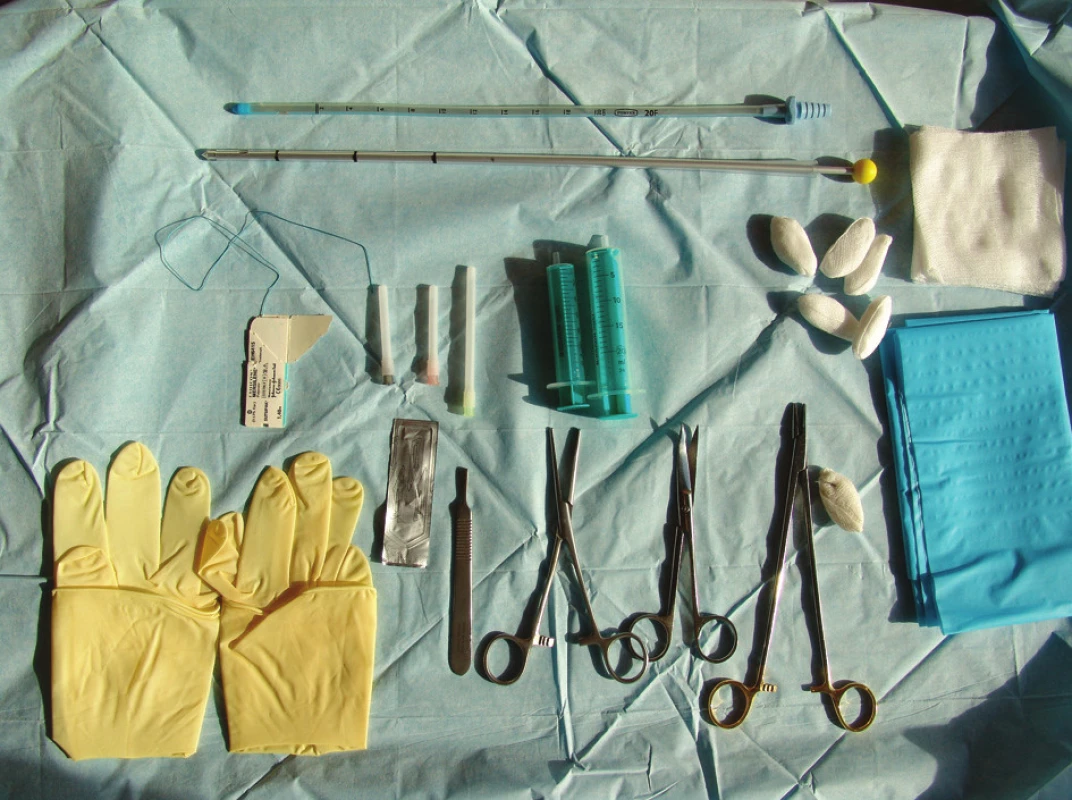 Připravený sterilní stolek k hrudní drenáži
Fig. 2: A sterile table ready for the procedure