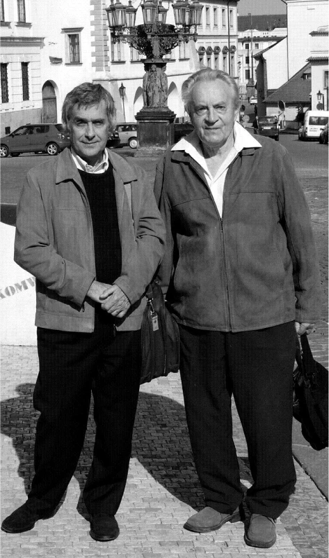 Doc. Alois Kopecký (vpravo) v dubnu 2010 při procházce Prahou s Dr. Jean-Jacques Robertem z Paříže, žákem prof. Lestradeta.