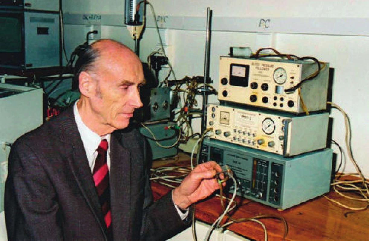 Profesor Peňáz s prototypem přístroje (fotografie zapůjčena se souhlasem prof. MUDr. Nataši Honzíkové, CSc.)