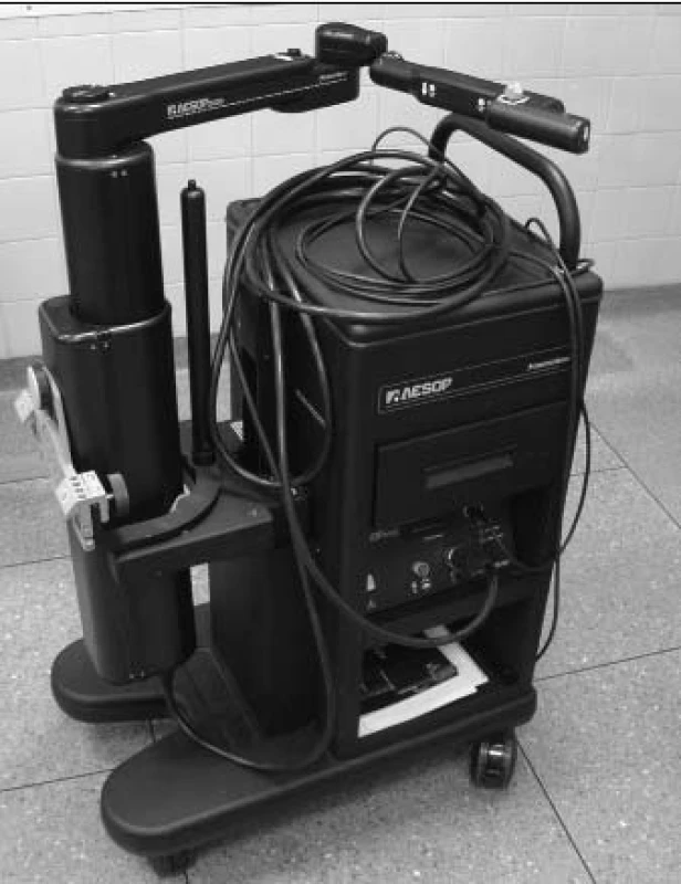 Robotický laparoskopický držák Endoscopic System for Optimum Positioning (AESOP&lt;sup&gt;TM&lt;/sup&gt;) v Guy´s Hospital.