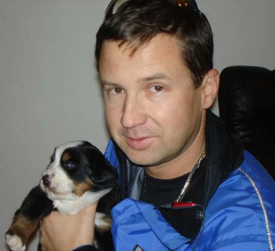 prof. MUDr. Milan Hora, Ph.D., MBA, se štěnětem Bernského salašnického psa (with puppy of Bernese mountatin dog)